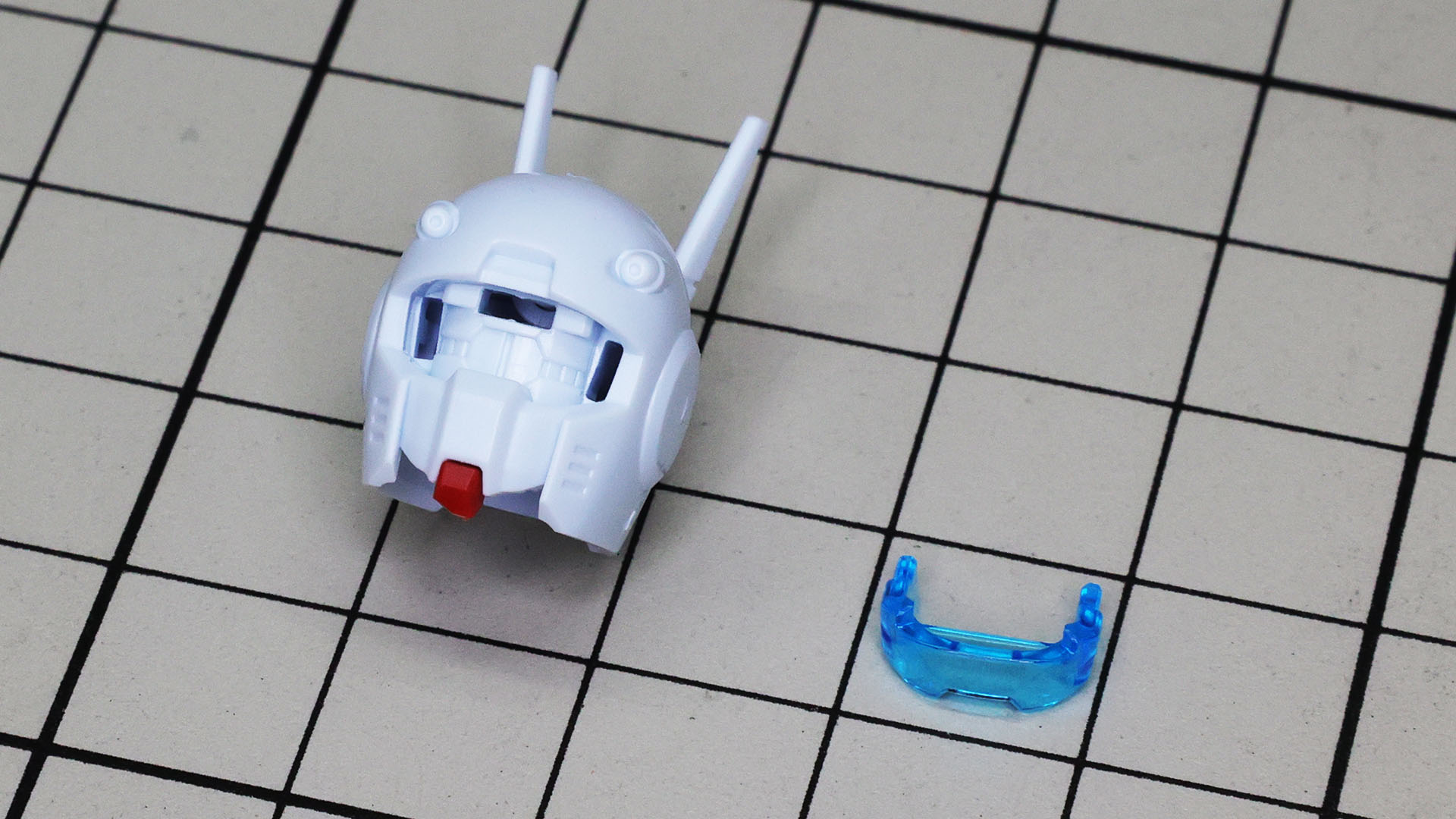 カメラ・センサーカバーはクリアーパーツ。中のメカモールドはメタリックカラーで塗るとぐっと雰囲気が上がりそうです