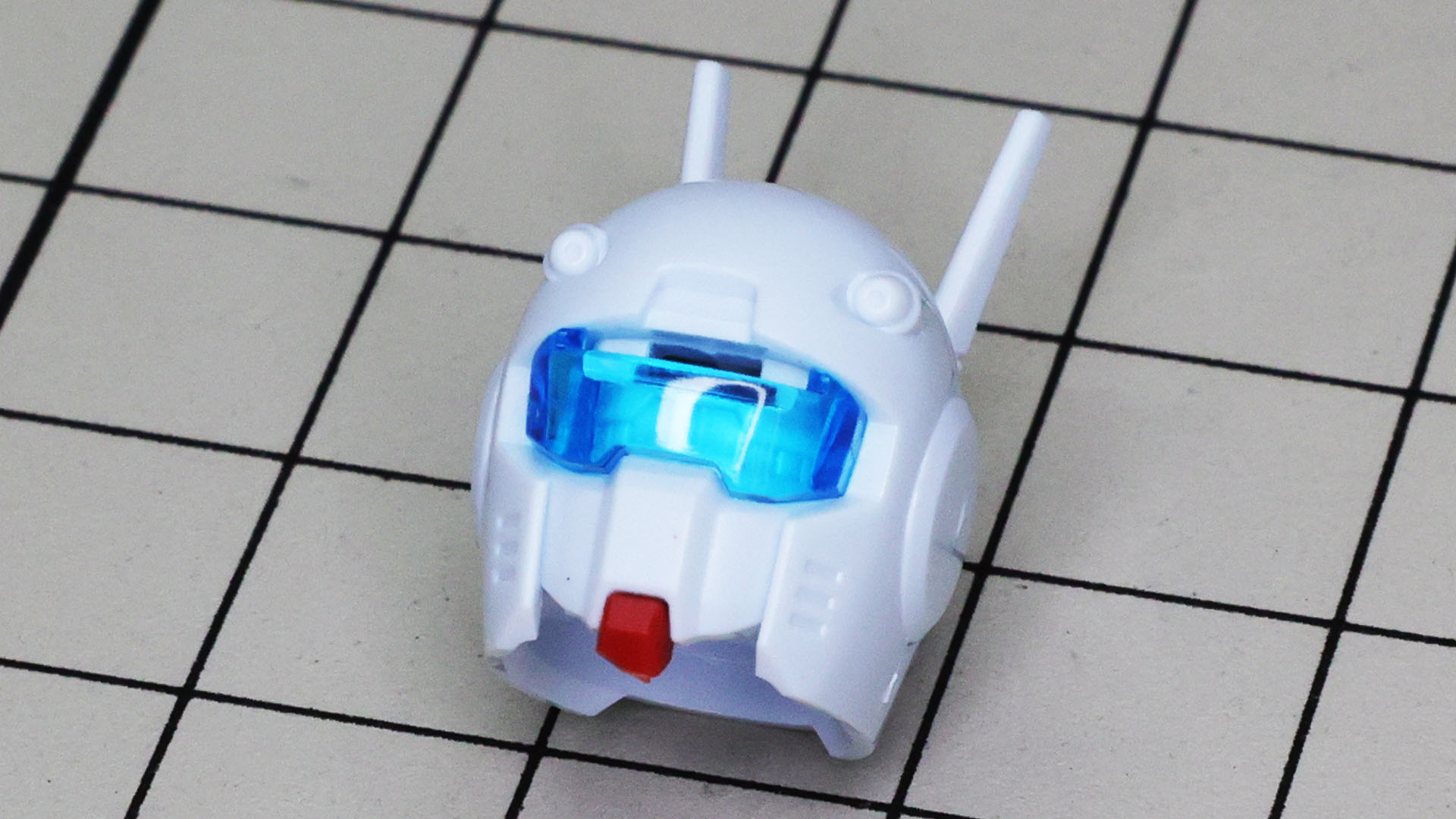 クリアーパーツのゲート処理は確実にきれいに行なって奥までぐっと差し込まないと赤いひさしのパーツが正しく組付けできなくなることがわかりました