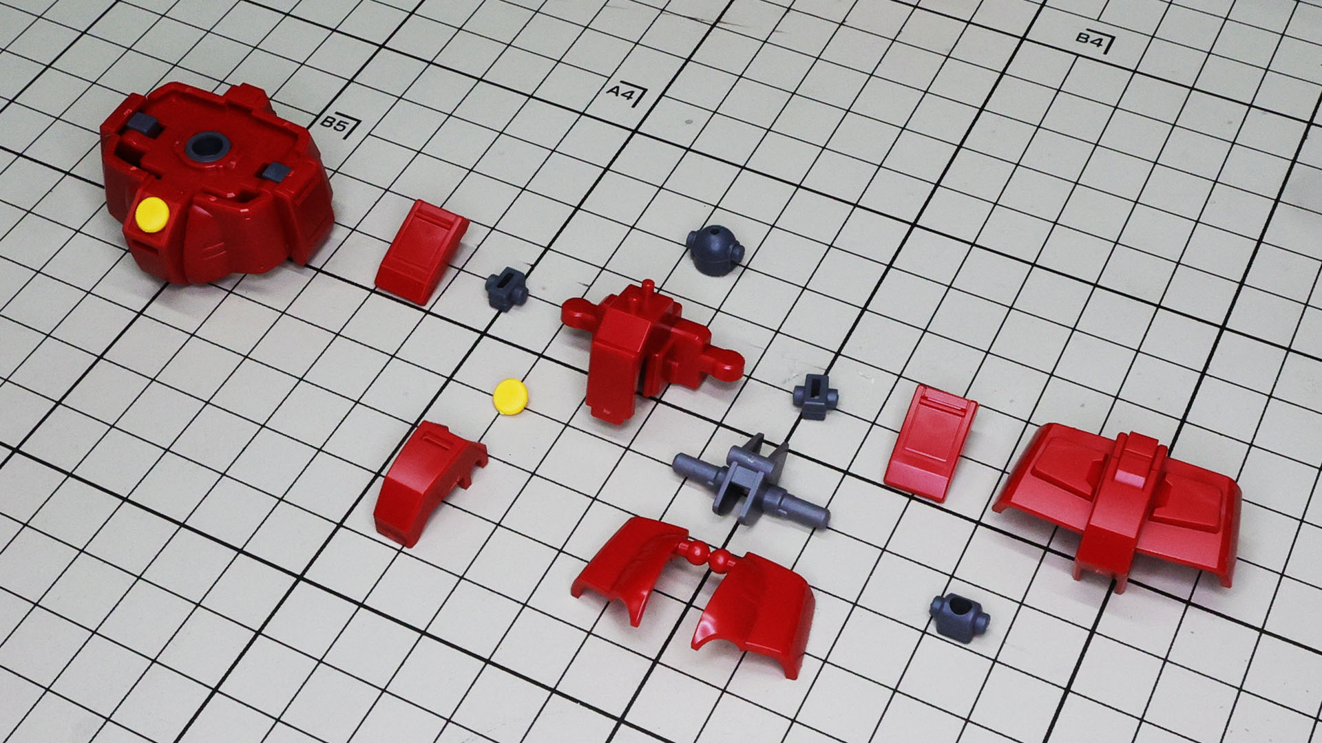 基部となる股間は大きな1パーツで剛性感たっぷり。フロント、サイド、リアの装甲で囲う構成です