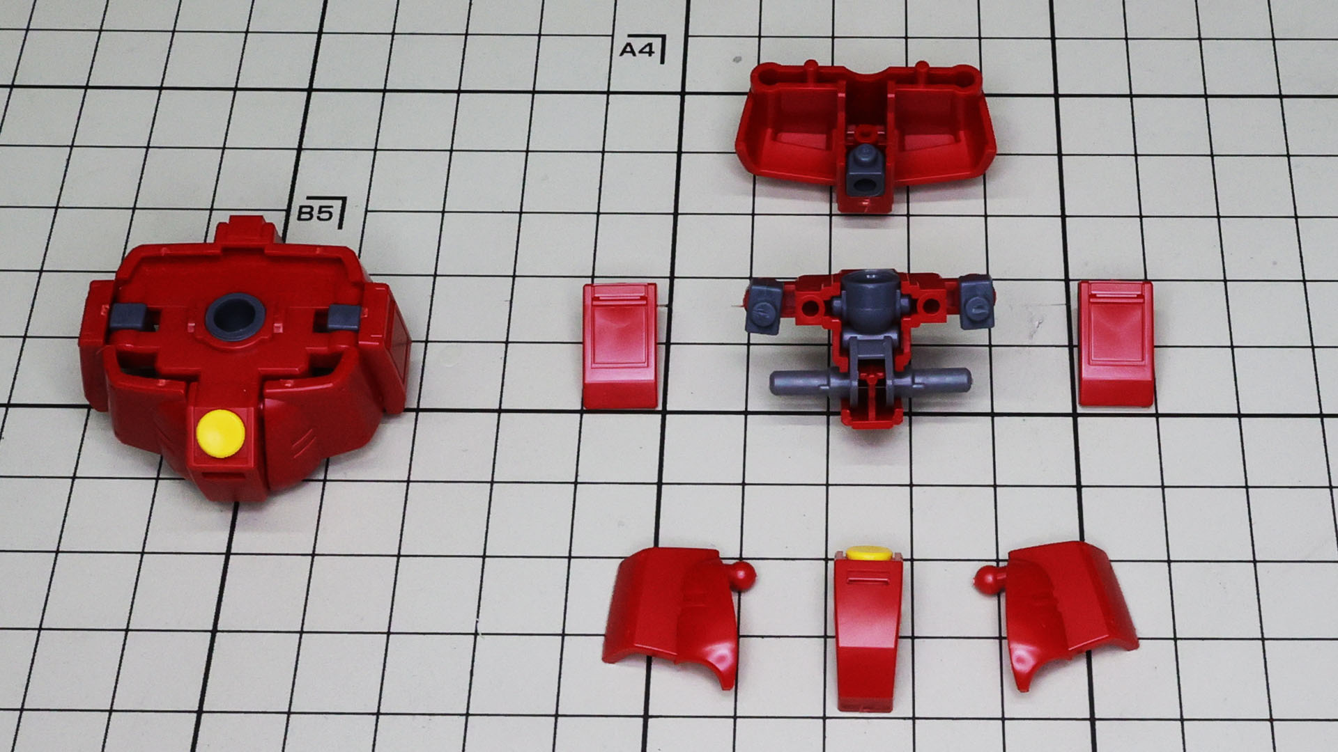 リアの装甲は可動しない1パーツです。基部にポリパーツでサイドの装甲を接続します。フロントは左右一体になっていますが切り離して独立可動にしました