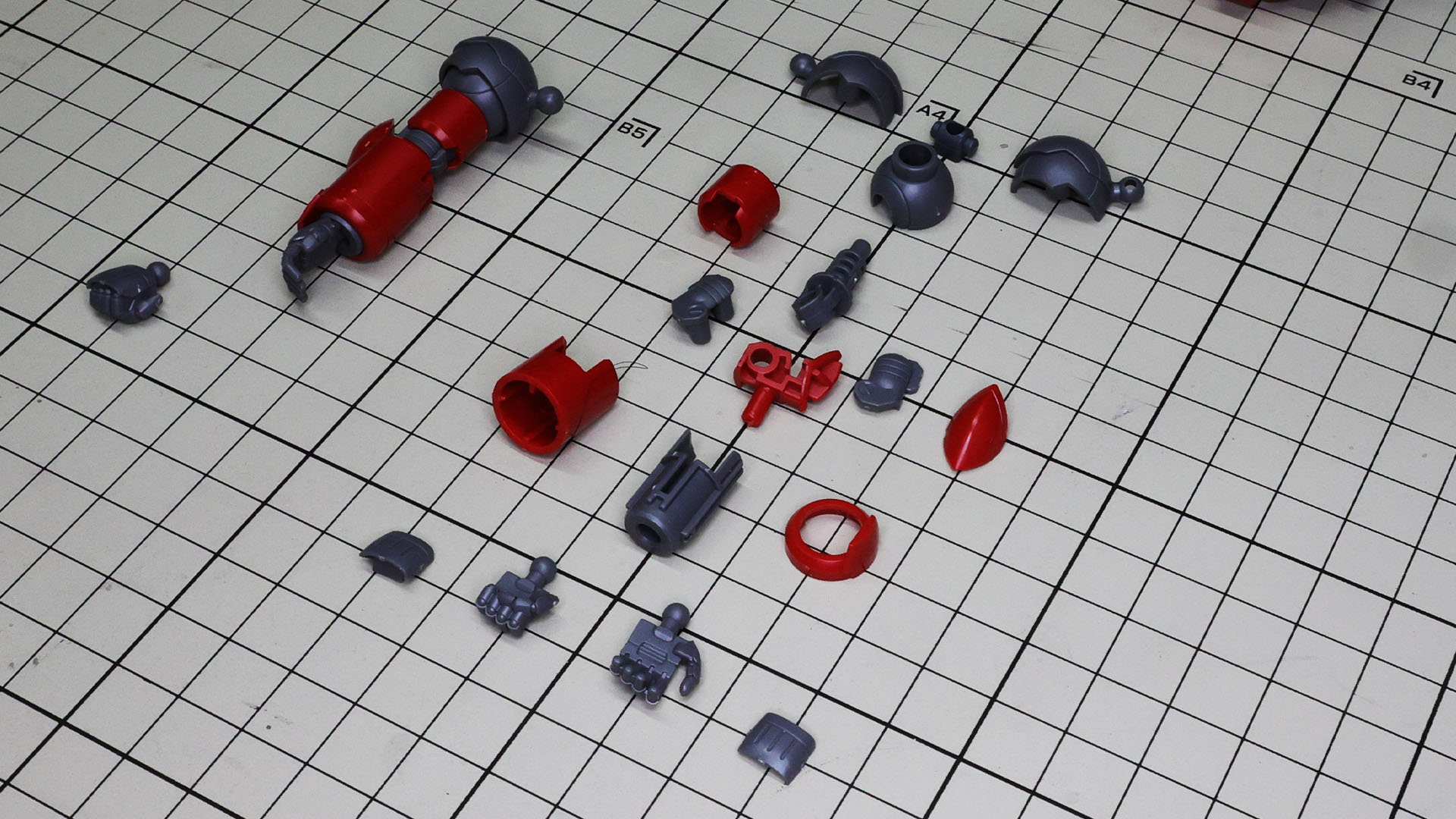 簡易的なフレーム構造ですね。前腕部がフレーム・装甲ともに円筒形の1パーツで組みやすさと剛性を確保しています