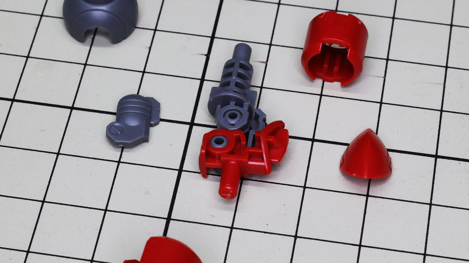 肘の二重関節部。肘側は赤いパーツで可動とディテールを両立していてパーツ数削減となるいいアイディアですね