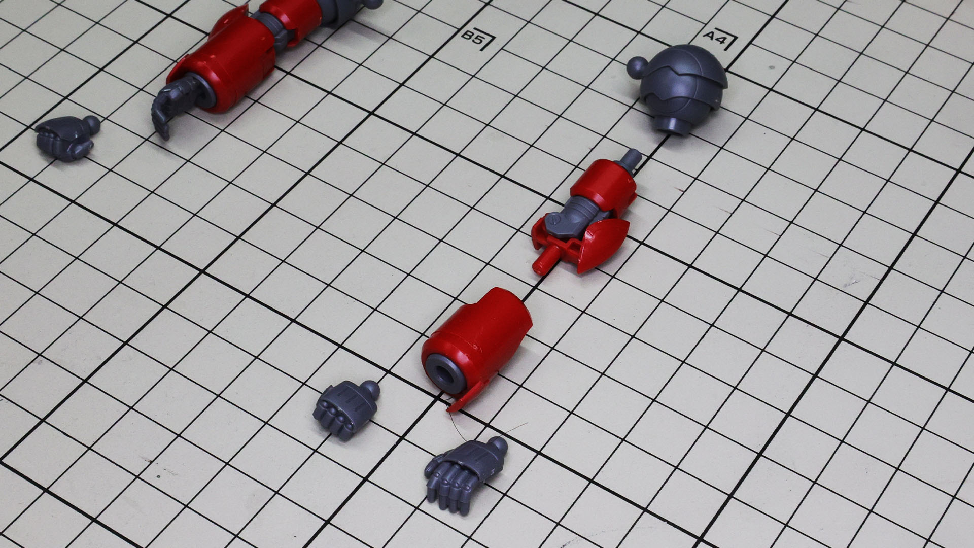 関節部を挟んで肩と前腕を軸で接続します