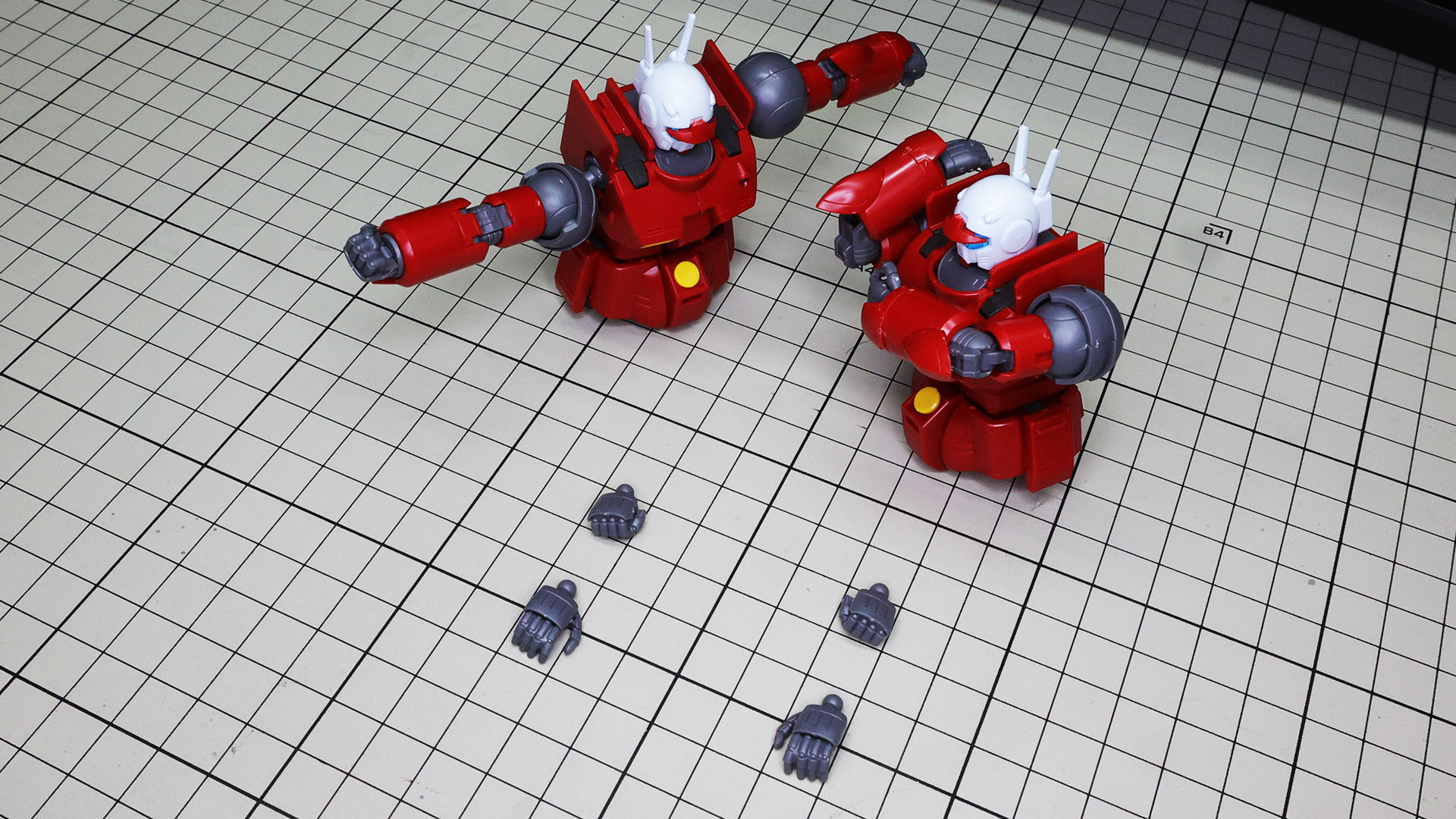 ハンドパーツは平手と握り拳となっています