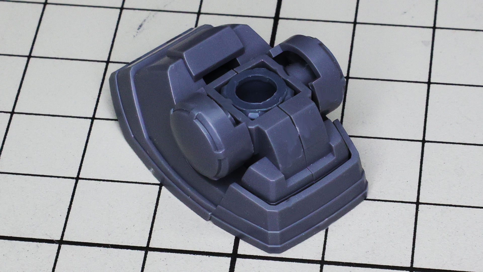 大きな膝の二重関節を基部に大腿部と脛部を構築していきます