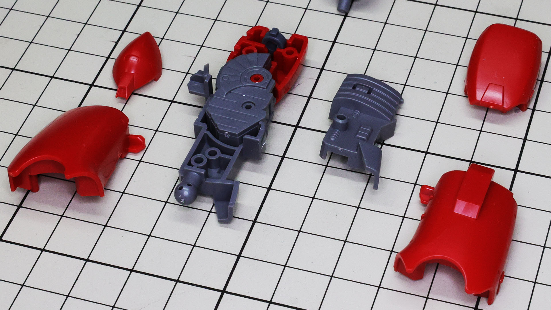 大きな膝の二重関節を基部に大腿部と脛部を構築していきます