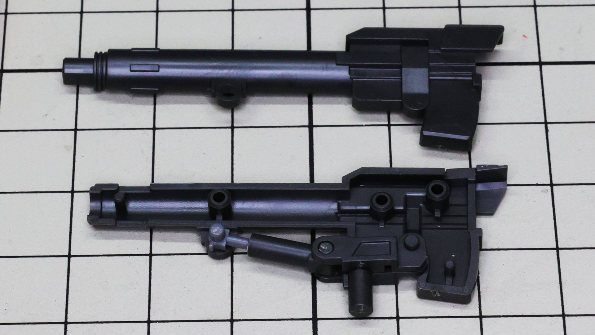 キャノン砲の接続用ポリパーツとバックパック左右の装甲を組付けます