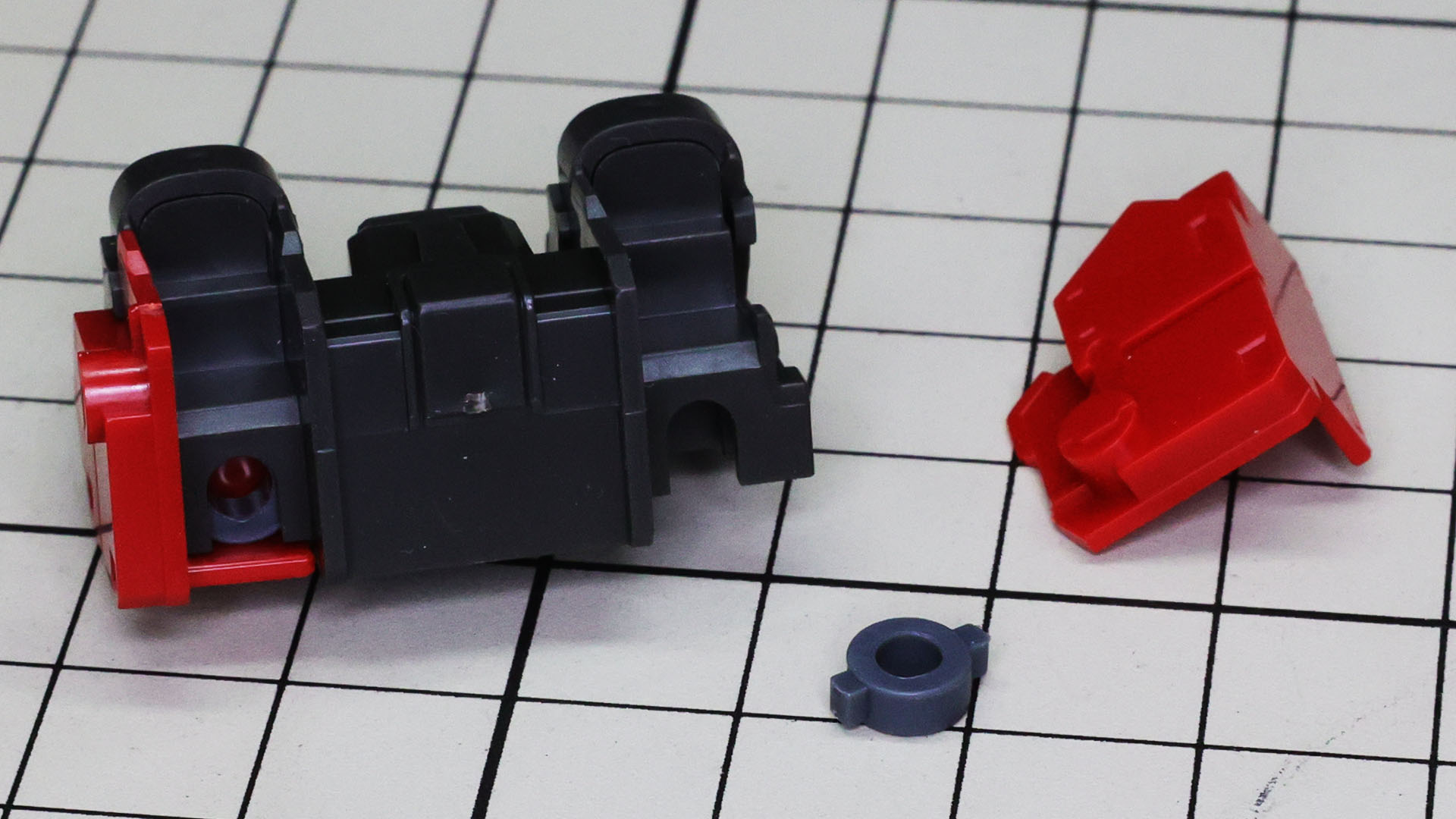 キャノン砲の接続用ポリパーツとバックパック左右の装甲を組付けます