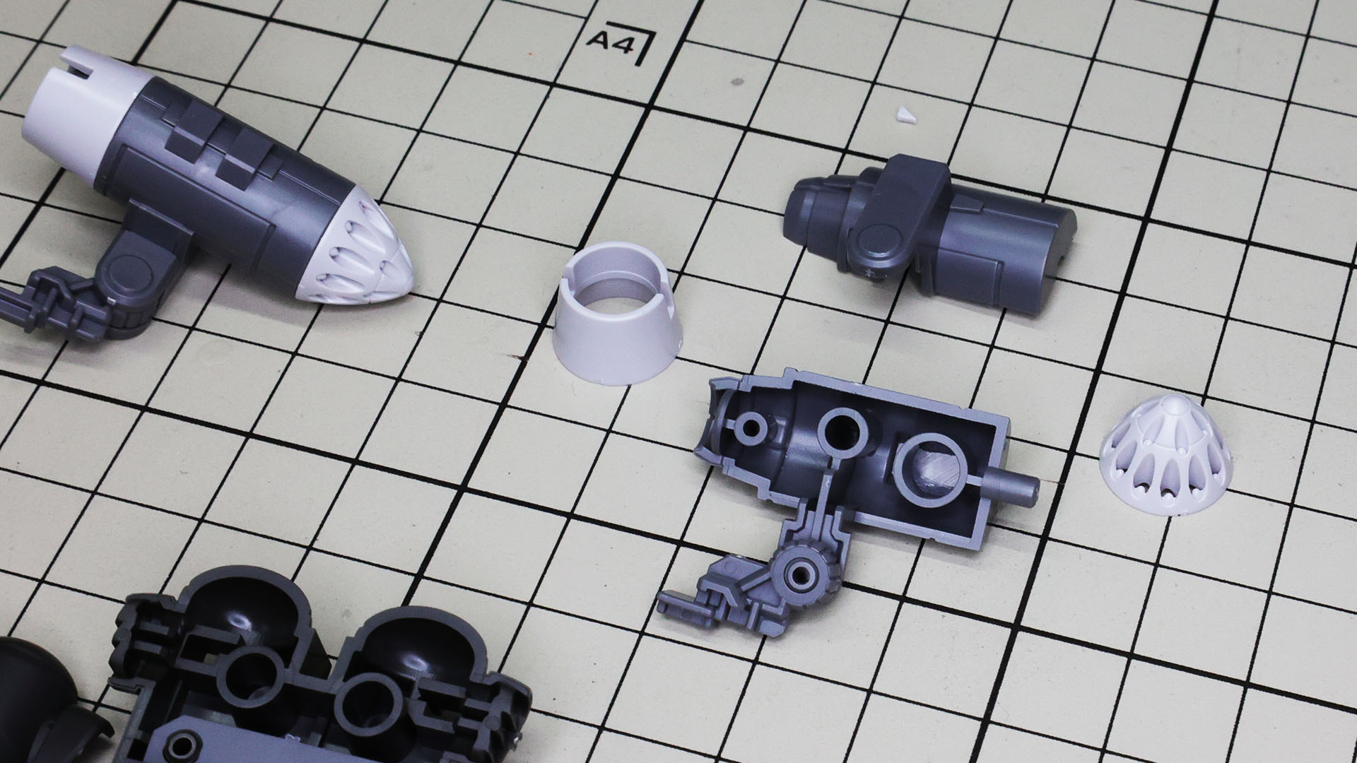 バックパックへのステーを組み込んでランチャー前後をカラーパーツで挟み込めば完成します