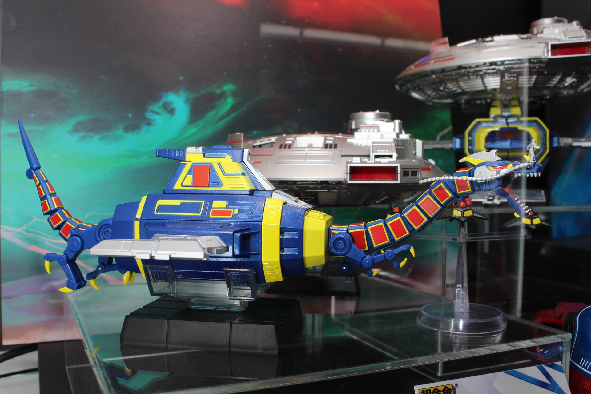 変形した電子星獣ドル。全長270mmにも及ぶサイズとなる