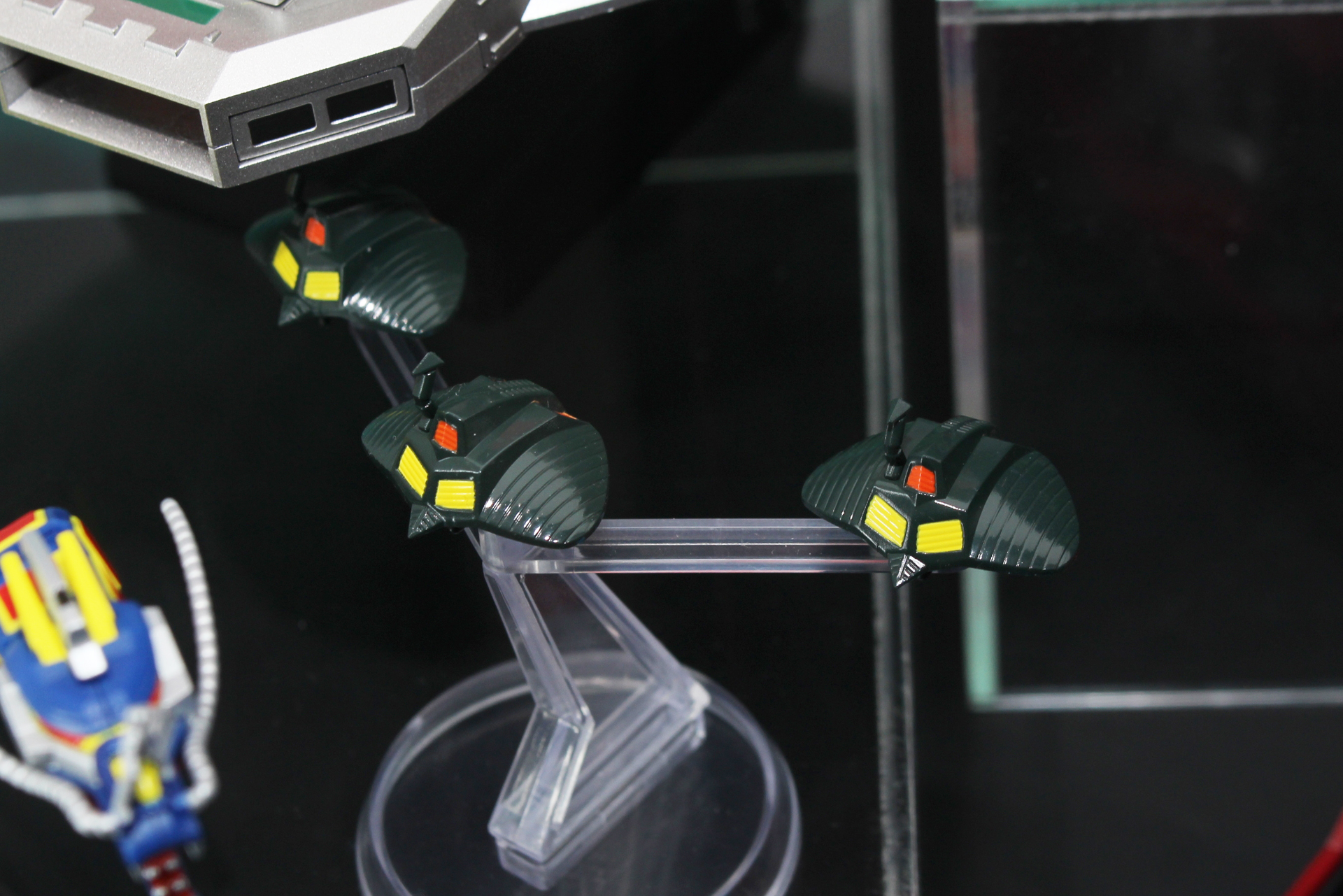 マクーの戦闘円盤3機が付属。専用の台座で編隊を組んだ姿で飾れる