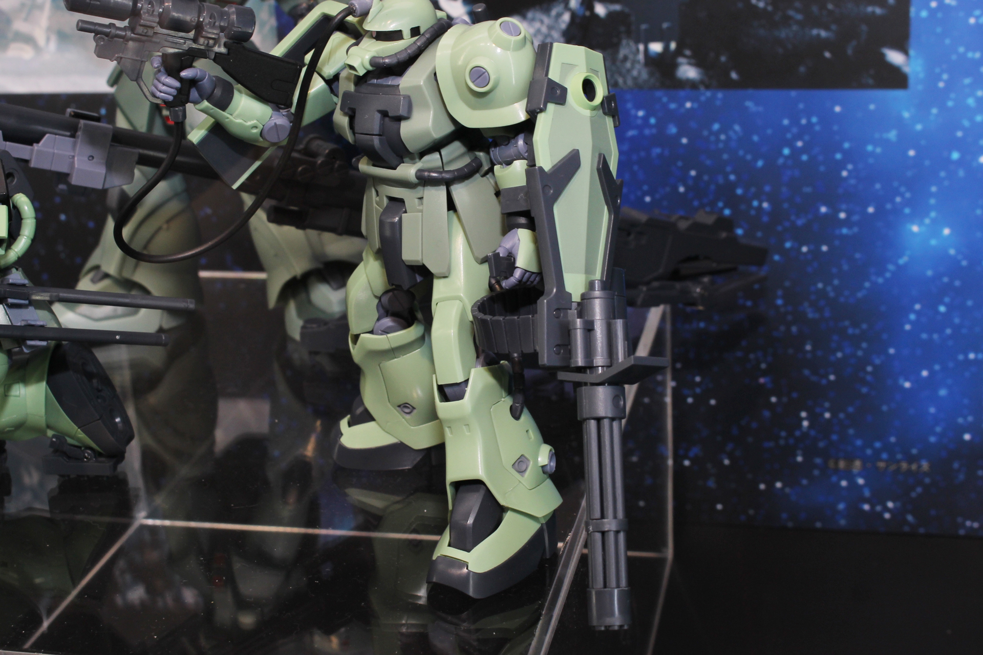 グフカスタムと同等のガトリング・シールドを装備