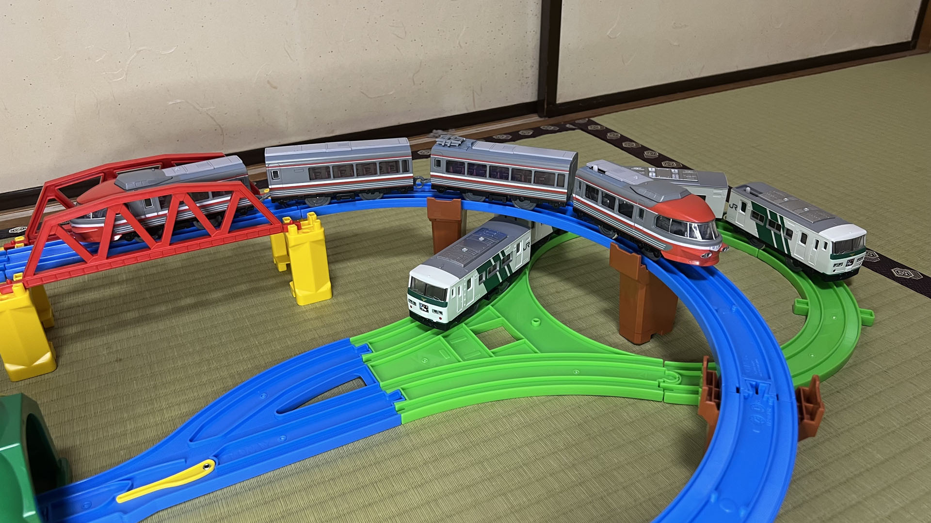 プラレールパーツを配置、レイアウトで走らせてみた