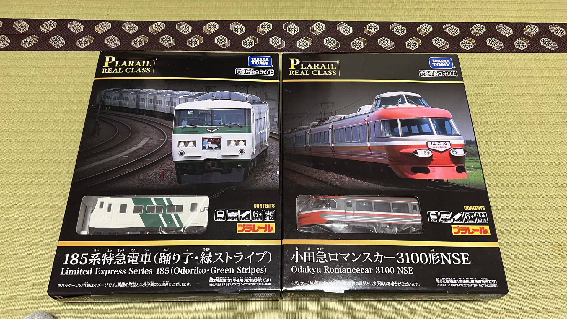 黒を基調としてゴールドのラインを入れた化粧箱。