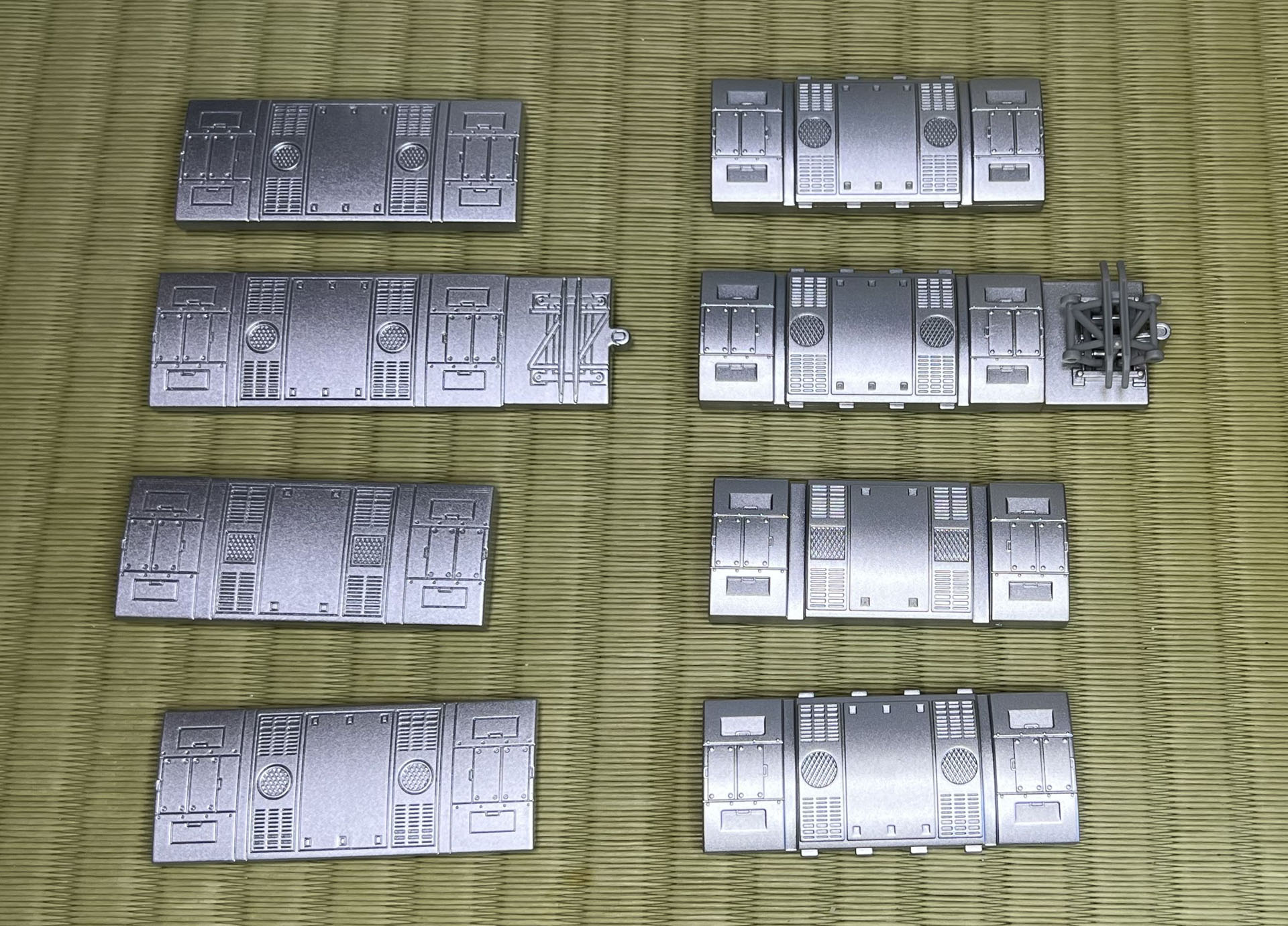 185系のクーラーパーツ。ロータイプ(左)とハイタイプ(右)が4両ぶんずつ入っている