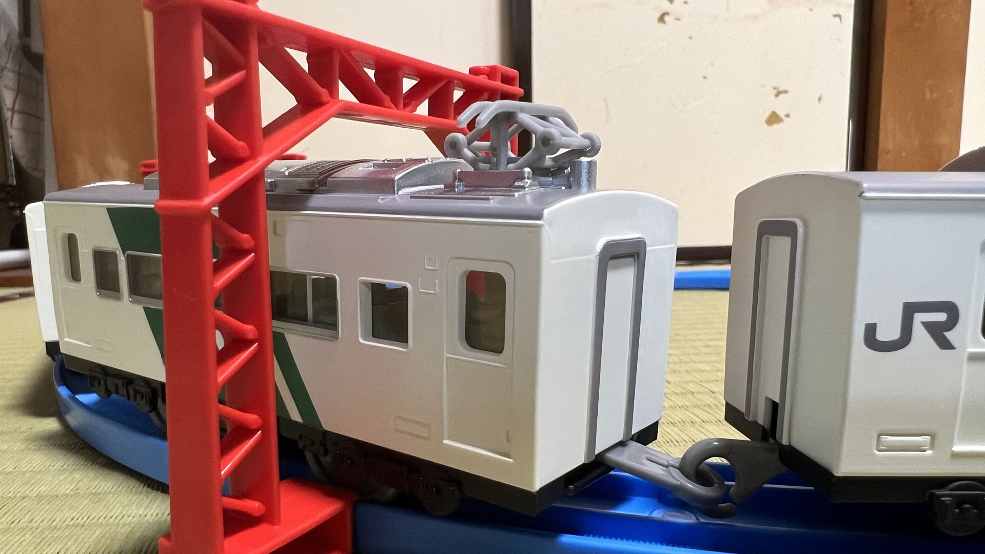 単線架線柱は185系のハイタイプのクーラーも通過できる。ただしパンタクラフが引っかかる