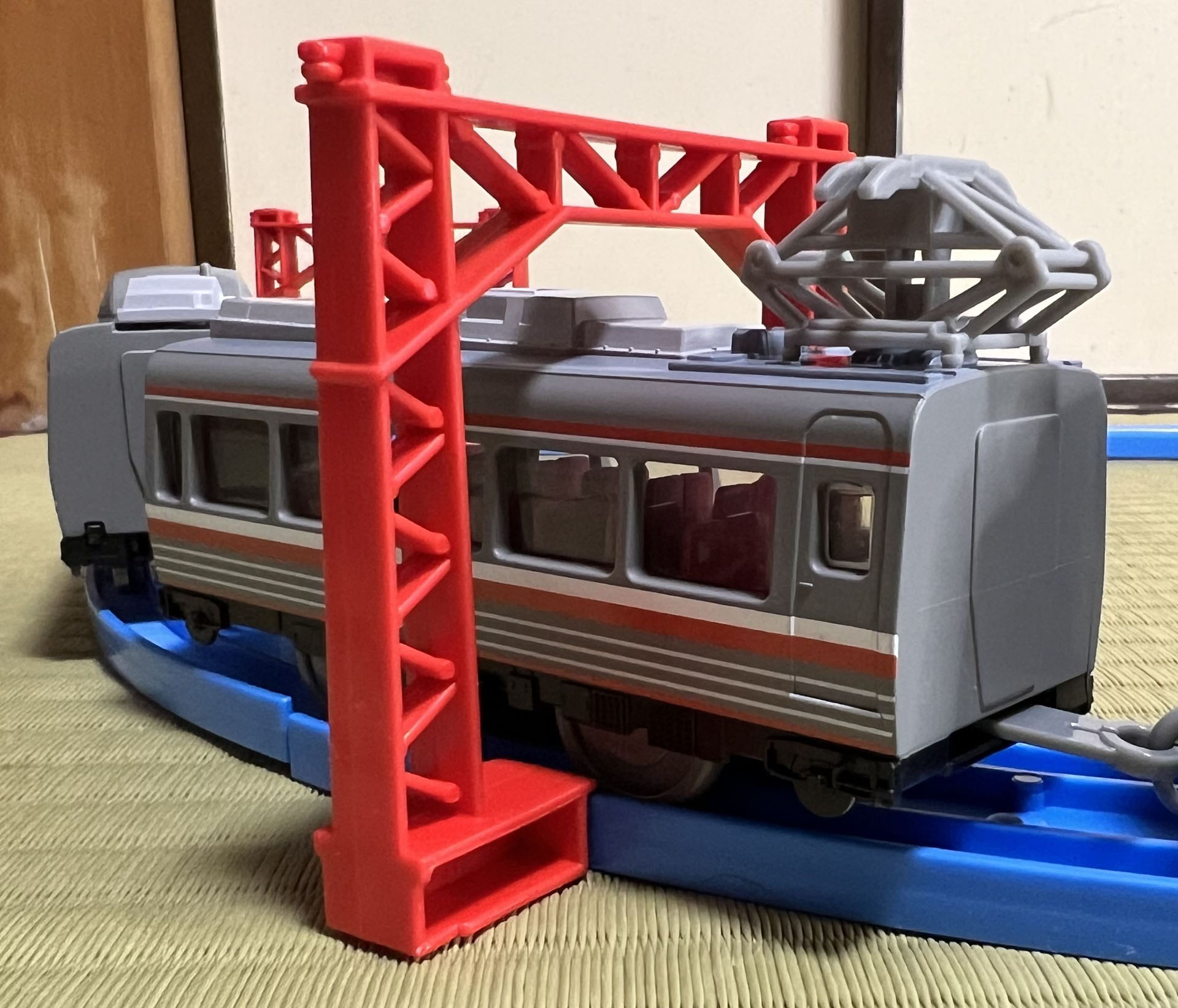 3100形もパンタグラフだけ単線架線柱で引っかかる