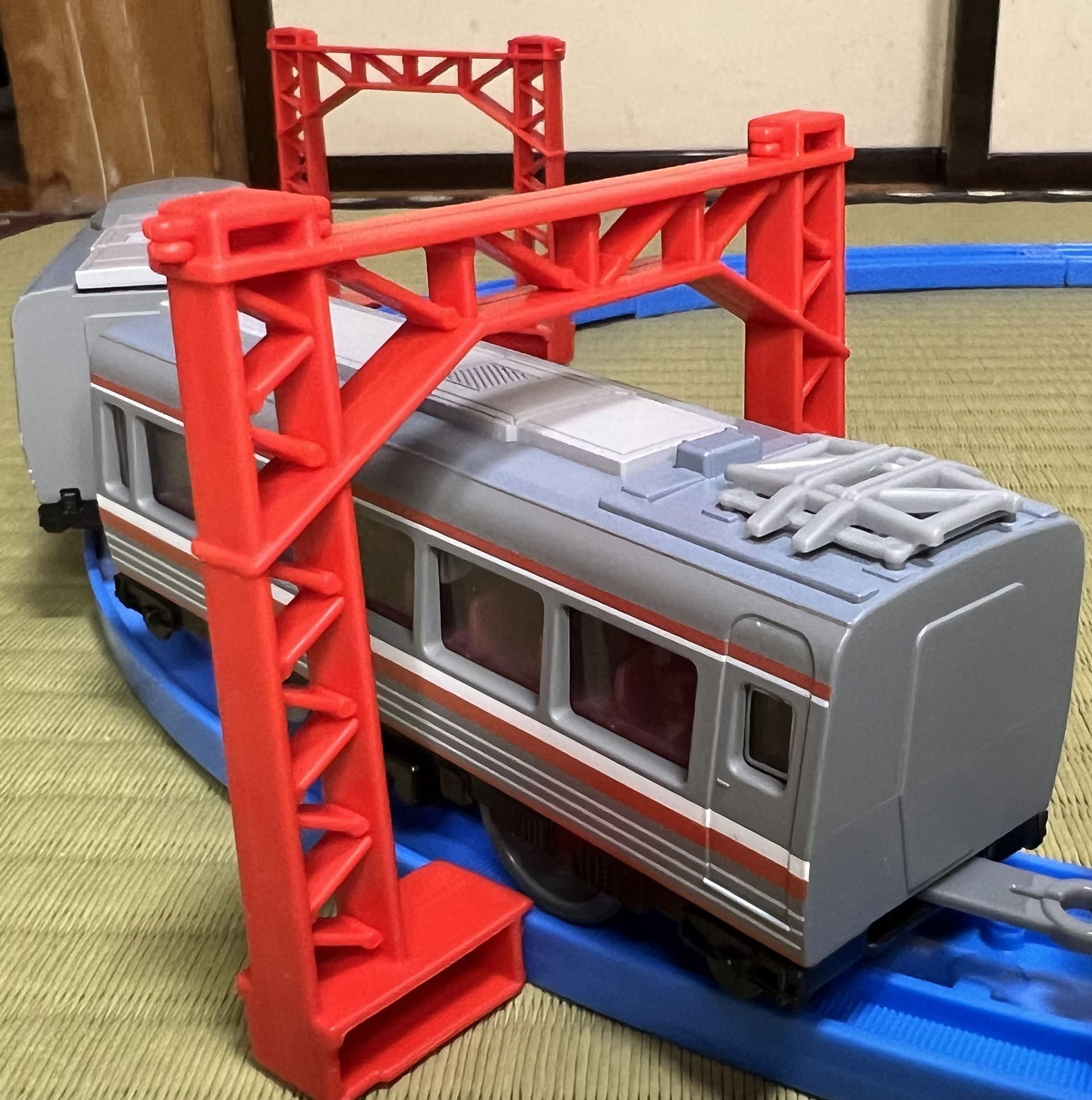 ロータイプの小型パンタグラフは通過可能