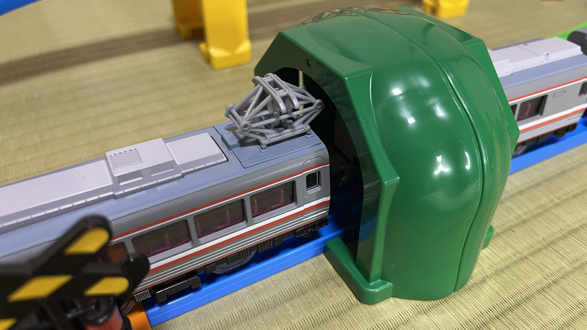 3100形のハイタイプのパンタグラフはトンネルに引っかかる