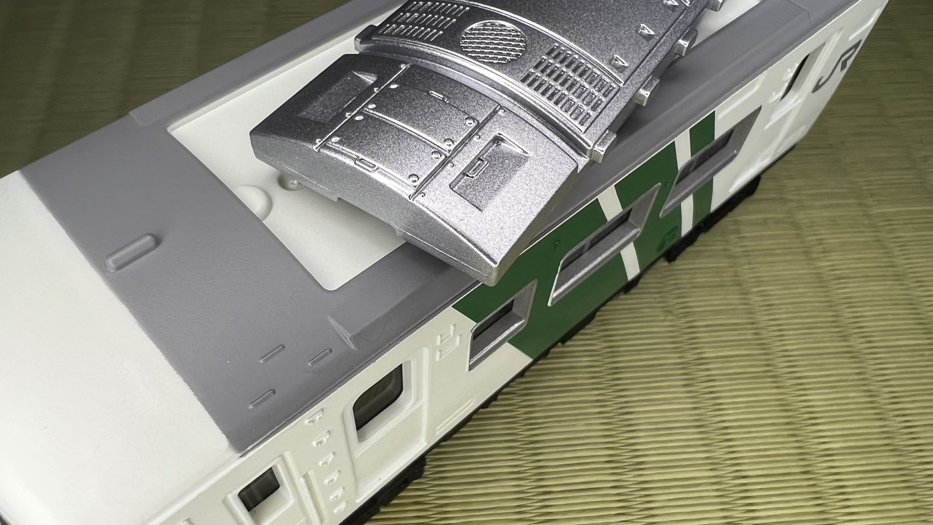 185系の4両目のクーラーには目印の切り欠きがある。