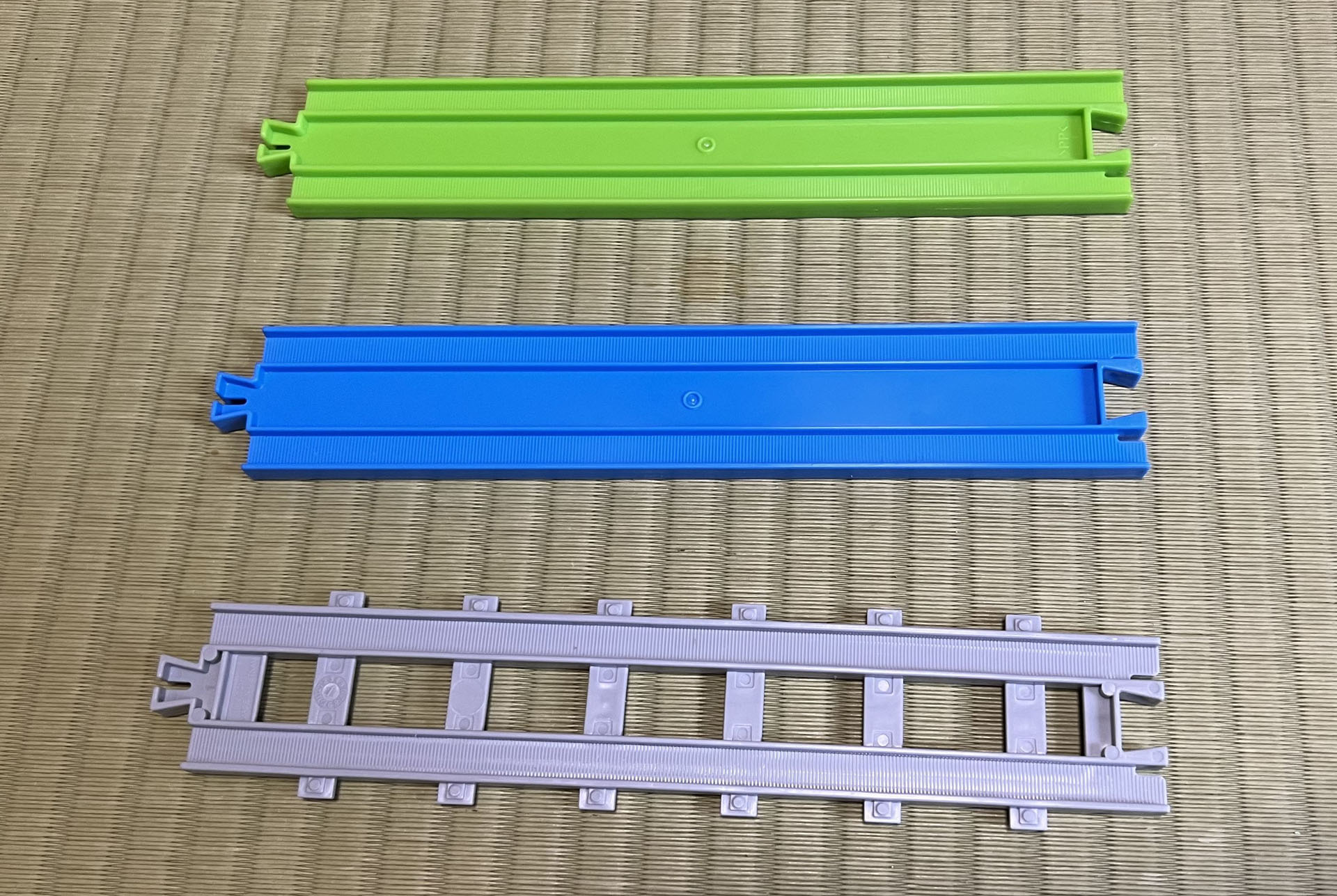 下から、リアル直線レール、直線レール、エコ直線レール