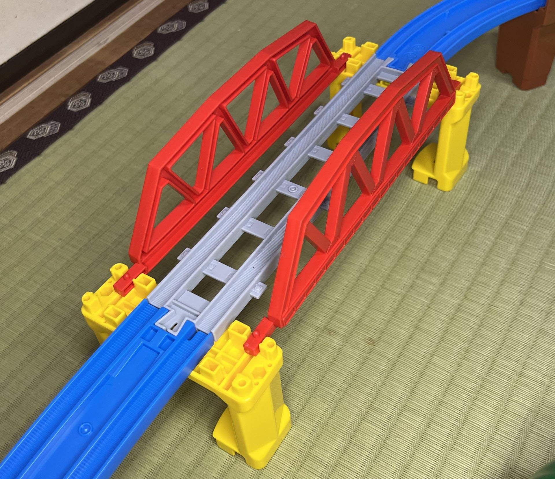 「小さな鉄橋」のレール部分をリアル直線レールにしてみた。トラス橋の雰囲気が出た