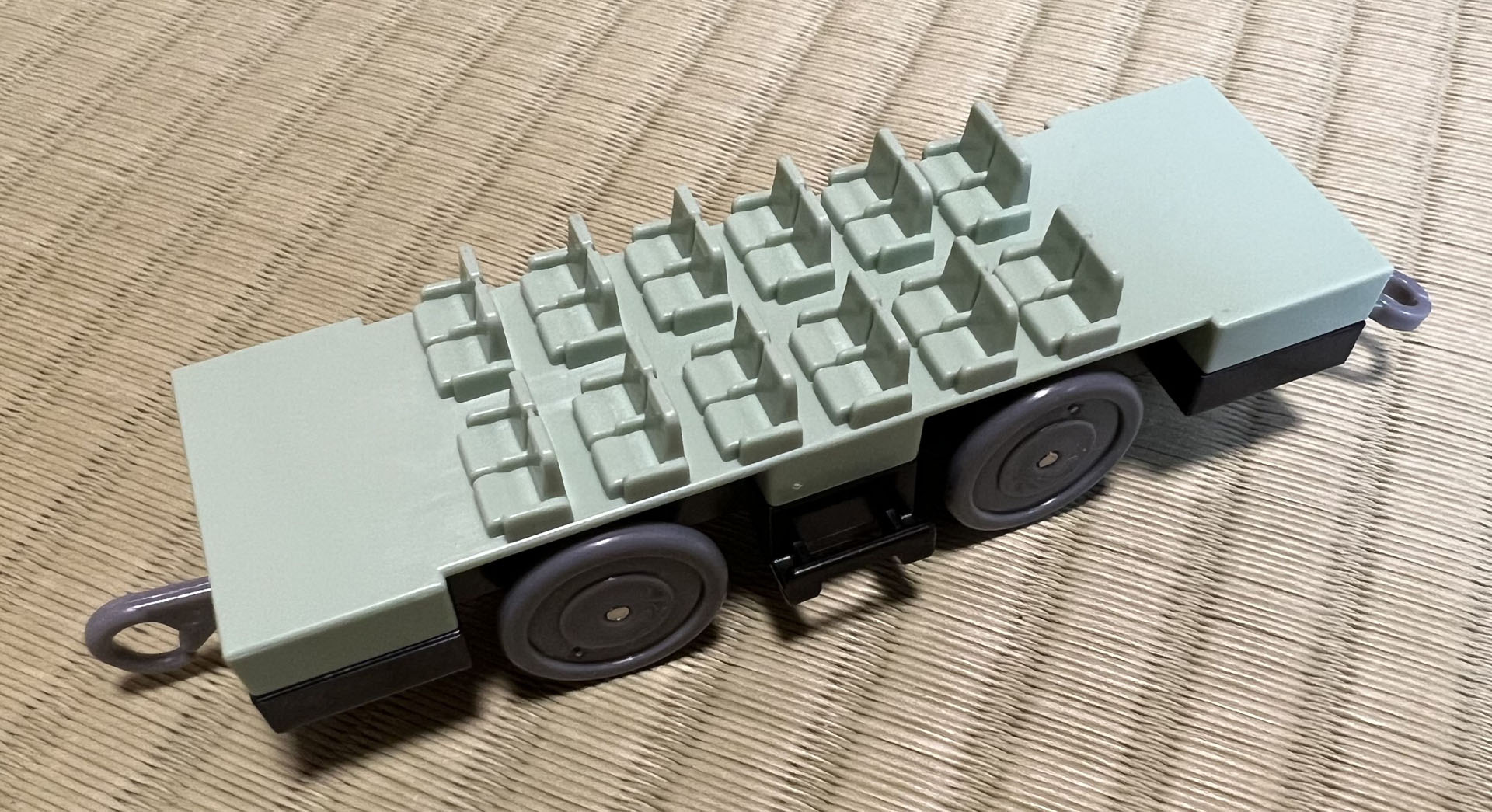 185系の座席パーツ。センターアームレスト付きシートが並ぶ