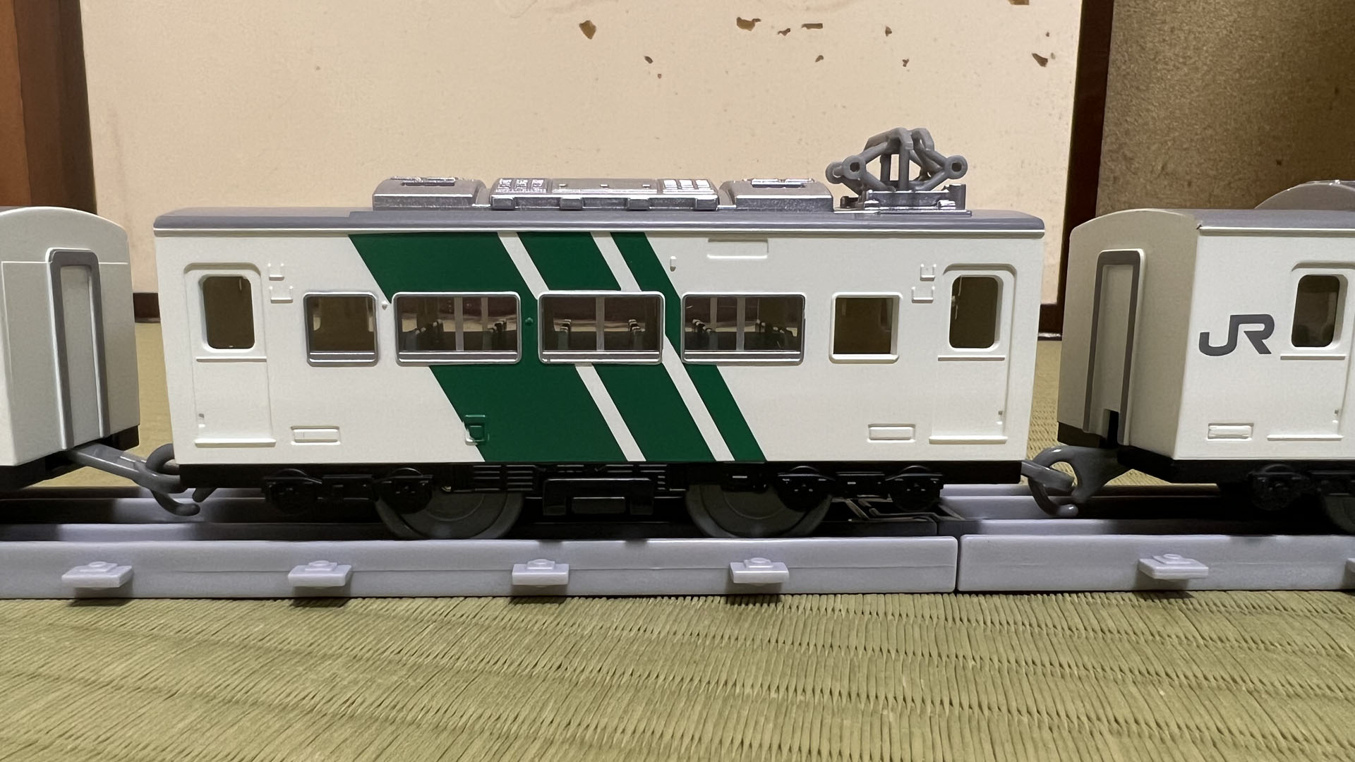 3両目。パンタグラフ付き車両。普通車の窓は横長で、2座席向かい合わせ状態で景色を広く楽しめる。窓の下辺やピラーは銀色塗装済み。乗降扉の窓下も銀色を引きたい。車側灯は車体色と同じになっているので、赤黒い色をつけてみたくなる。