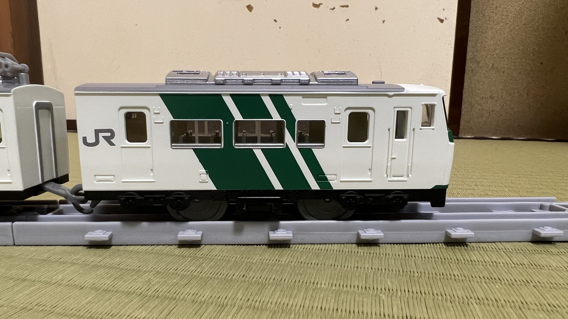 4両目。非動力側側でこちらが最後尾。窓から室内がこれだけ見えるので、座席パーツの色入れはかなり効果的だ。