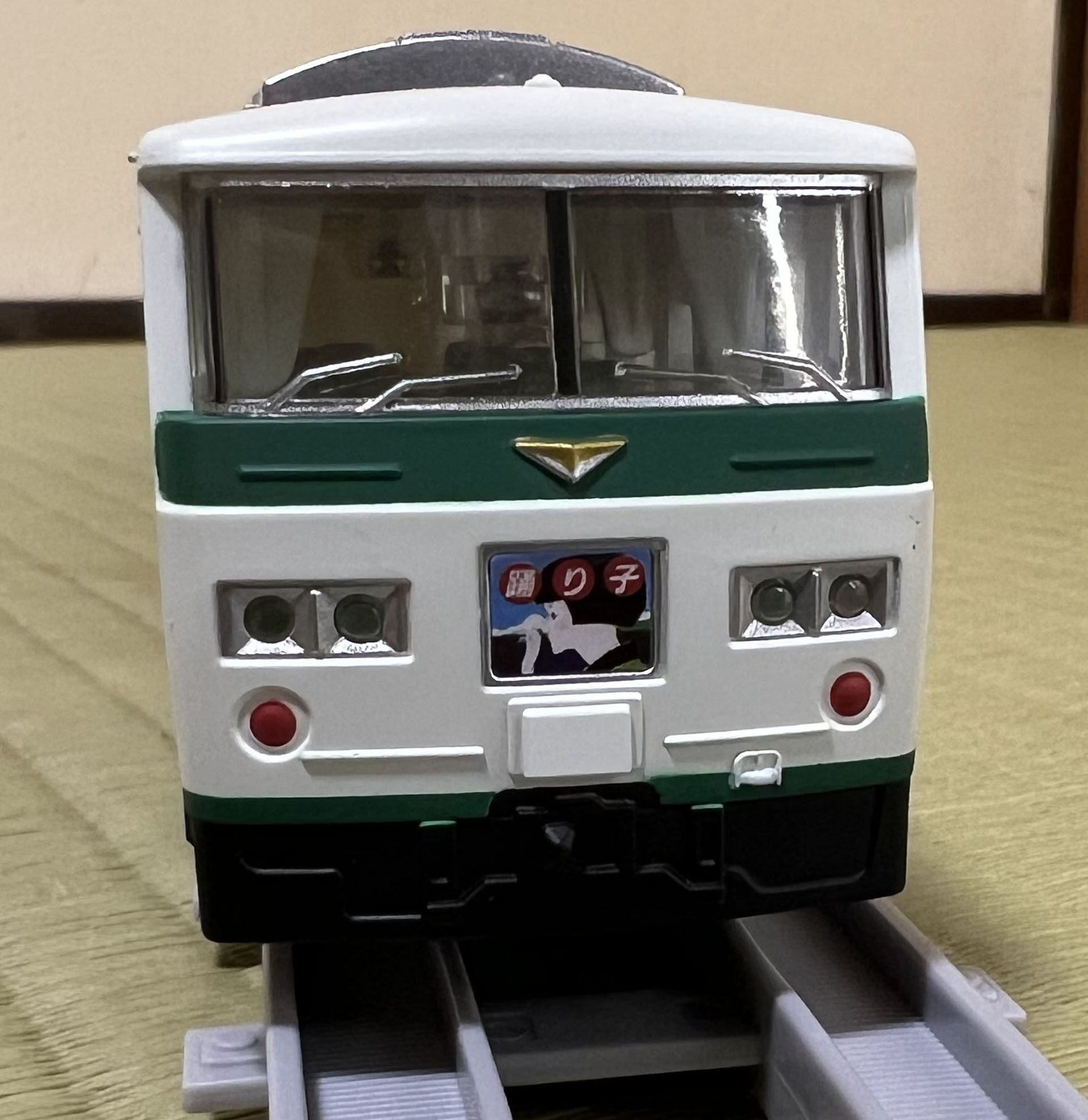 4両目の顔。1両目と異なるところは、テールランプ部の赤色が明るくなっていて、最後尾を演出している。また、暗くて見えにくいけれど、連結器回りのジャンパ線の表現が1両目とは異なる。