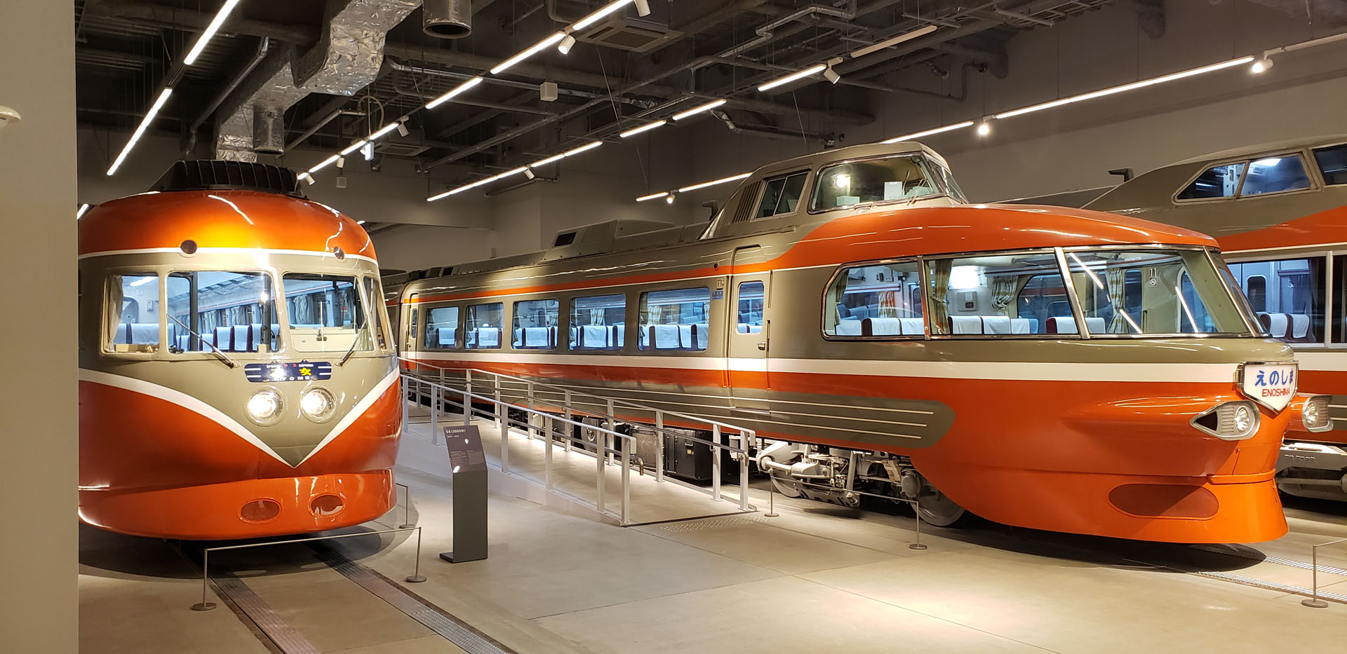 3000形(左)と3100形(右)。ロマンスカーミュージアムで2021年3月に撮影