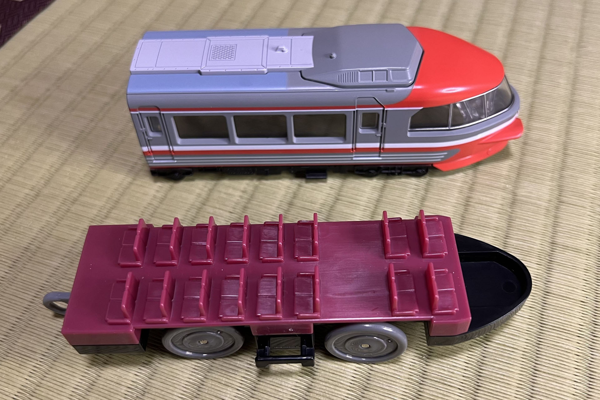 最後尾4両目の座席パーツ。シートレイアウトを見ると、展望席は後方向き、それ以外は進行方向向きだ。きちんとしている