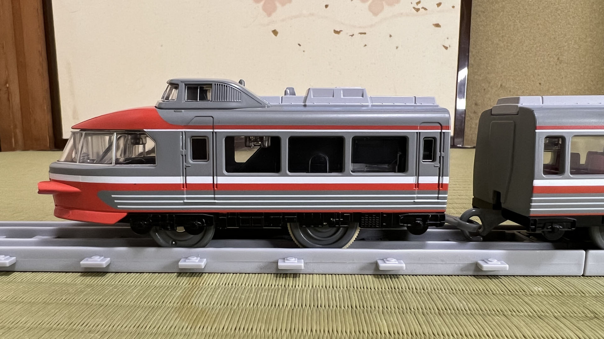 1両目。モーター搭載車両。クリアパーツの透明度が高く窓にガラスがないように見える。前後の扉は手すりが着いている。運転士や乗務員などがプラットホームのない線路から乗り込むため。後方の扉は乗務員専用なので細い