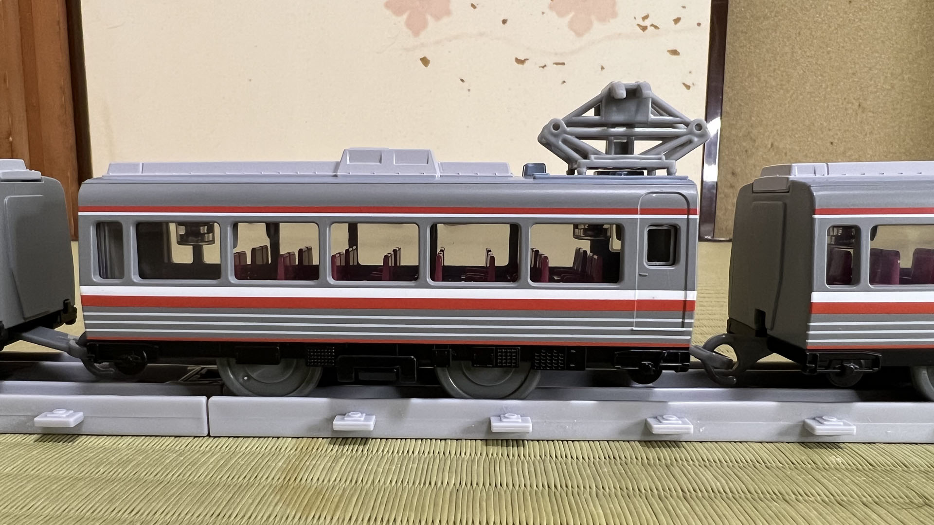 2両目。大きなパンタグラフが載っている。この時代のパンタグラフは現代より大きかった。それに加えて、実車は低重心設計のため屋根が低かったから、架線まで届かせるために大きくなった。だからこのデフォルメは正解だ