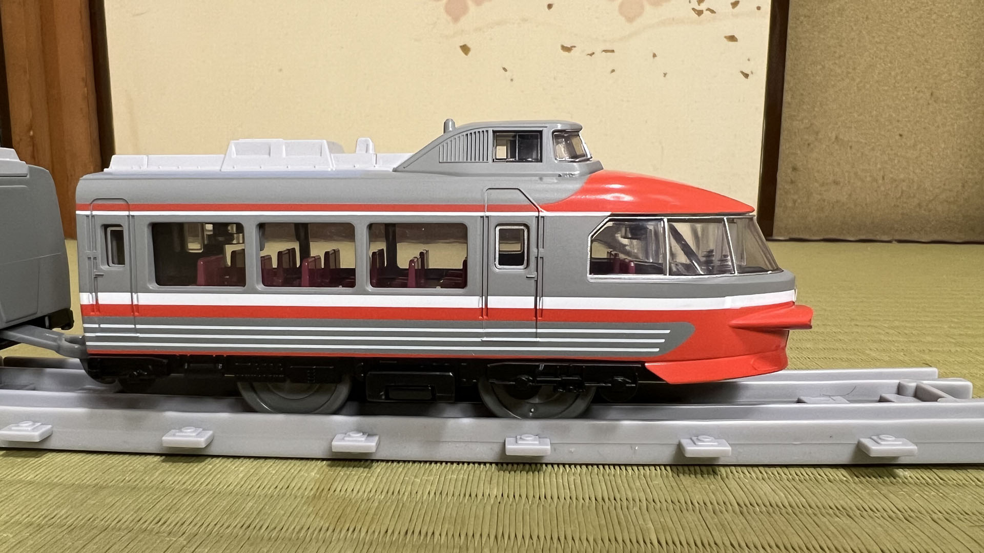 4両目。後ろ向き展望車だ。こちらの写真のほうが展望室の造形がわかりやすい。窓のピラーは立体的な造形で銀色に塗られている