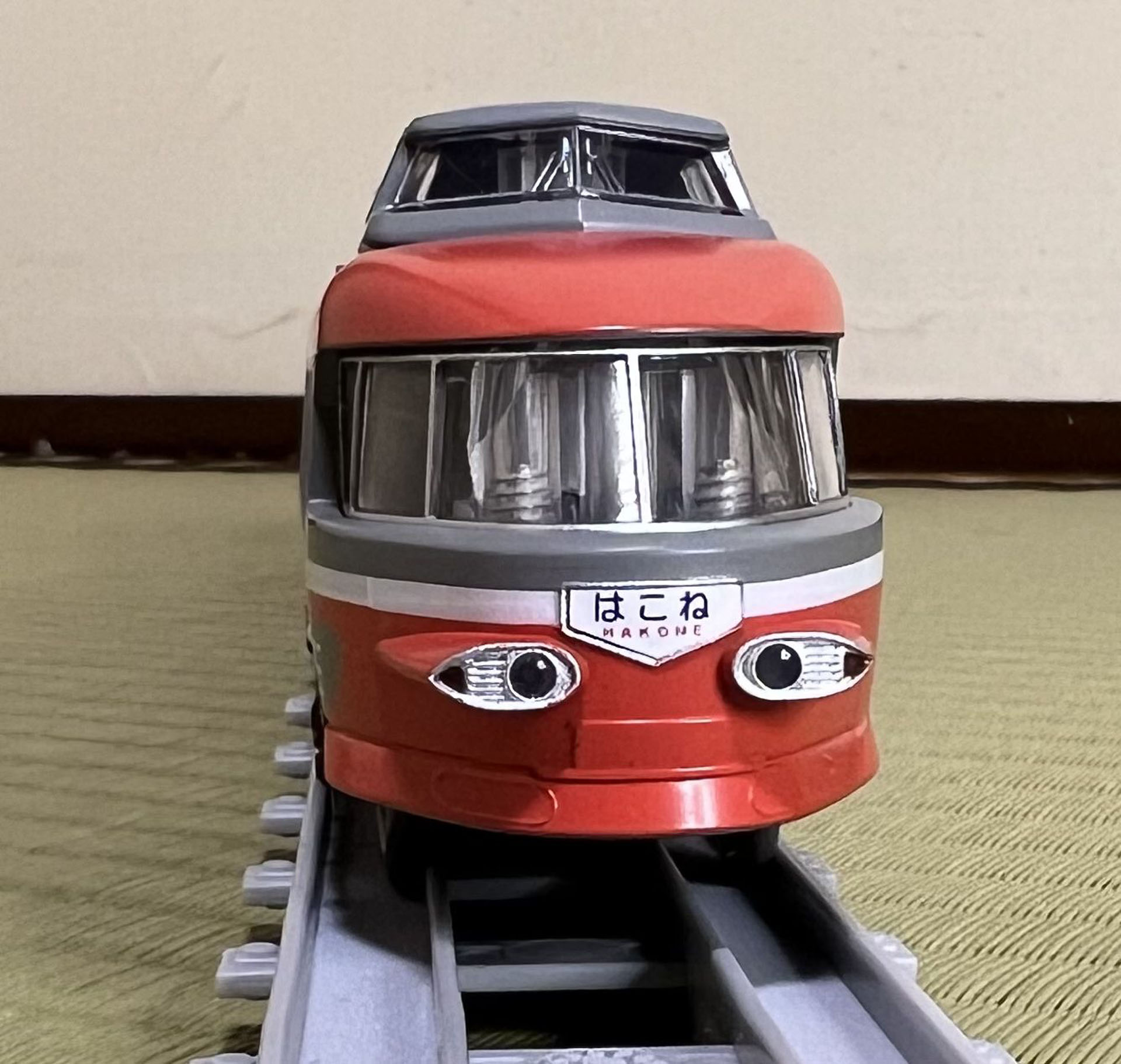 1両目の正面。展望室と運転室の高さのバランスに苦心したという。進行方向なのでテールランプは黒い。この色は車側灯を塗るときの参考になりそうだ