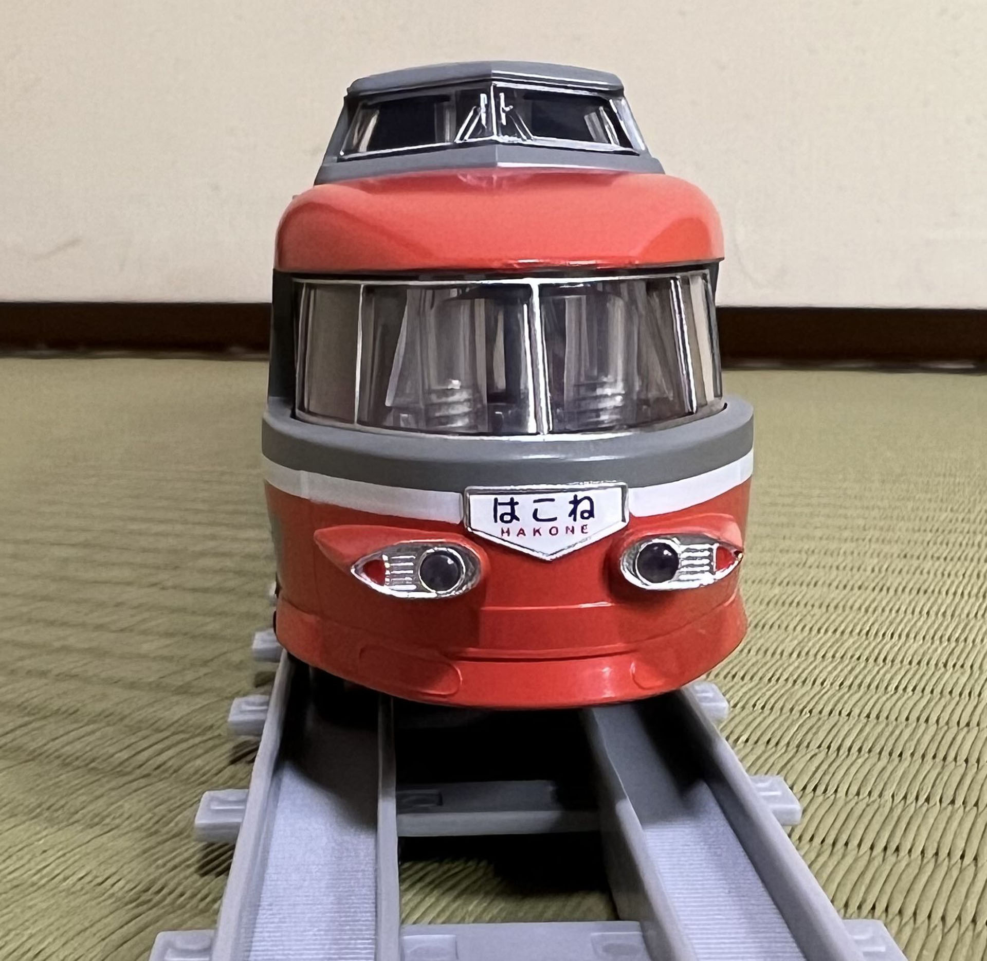 4両目の正面。テールランプが赤い