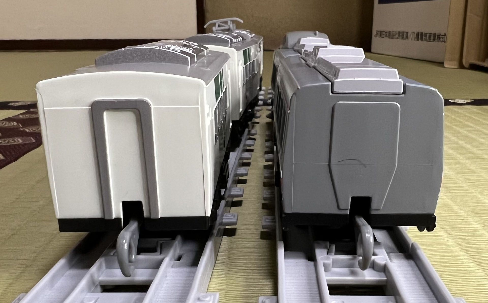 185系(右)と3100形(左)の断面図。185系は貫通路部分も塗装済み。3100形は独特の膨らんだ車体。連接車体の低重心思想で屋根が低い