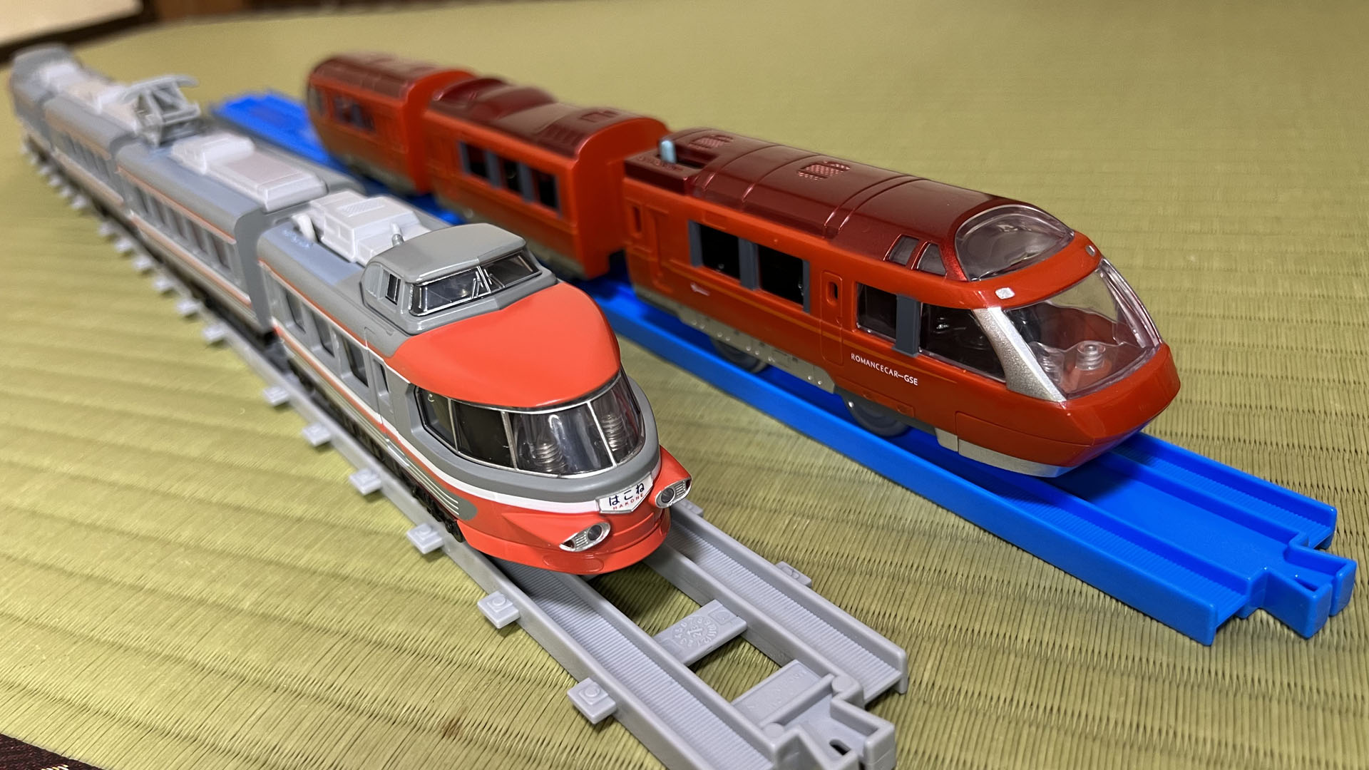 一般的なプラレールで販売されているロマンスカー70000形GSEと比較。70000形GSEも屋根と側面の色の違いや、先頭車展望室のピラーの銀色などをきちんと再現している。バーミリオンオレンジの細い帯と「ROMANCE CAR - GSE」のレタリング、床下機器の銀色塗装も満足感は高い。一般的な車両でもこの再現度だ。『プラレール リアルクラス』はこのクォリティを超える製品を作らなくてはいけないのだ