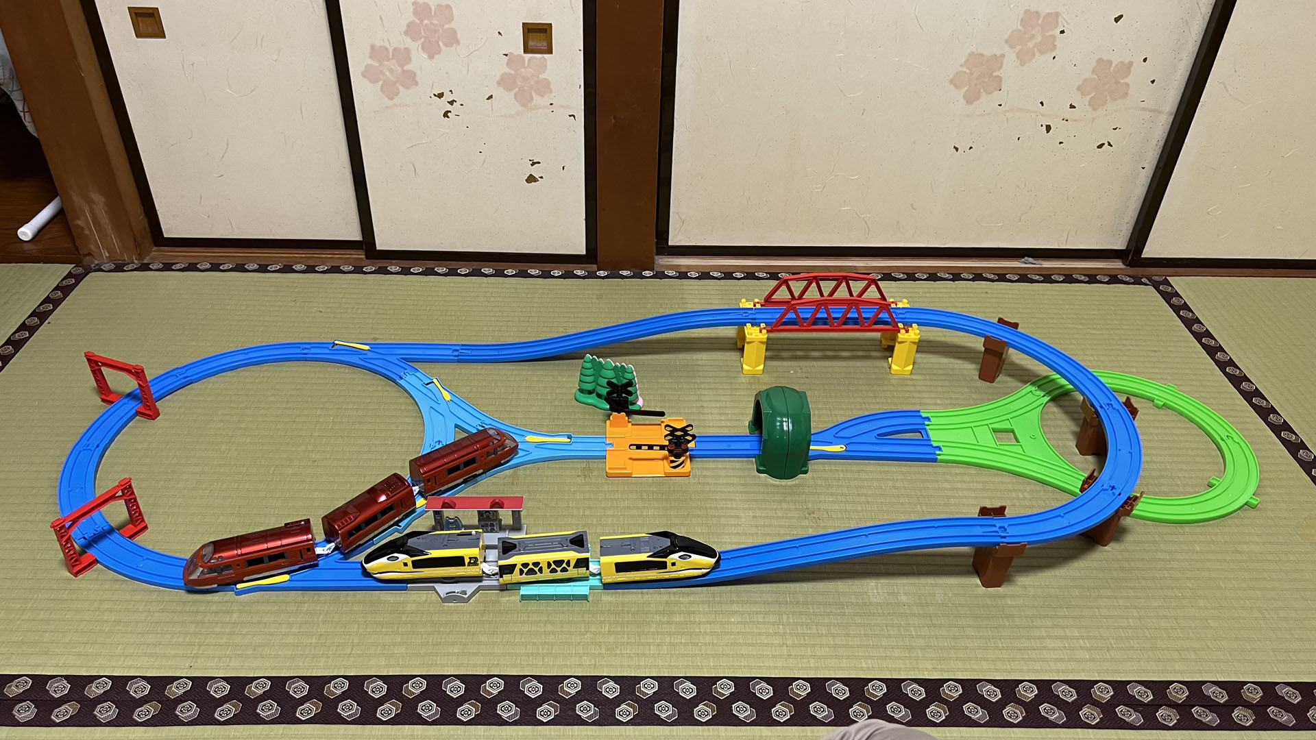 「アソビも!パーツも!大ボリューム!プラレールベストセレクションセット」を購入し、走行テスト用に組んだレイアウト。黄色い電車はセットに同梱されていたプラレールオリジナル車両「ドッグエクスプレス」だ。赤い電車は単体で買った70000形GSE