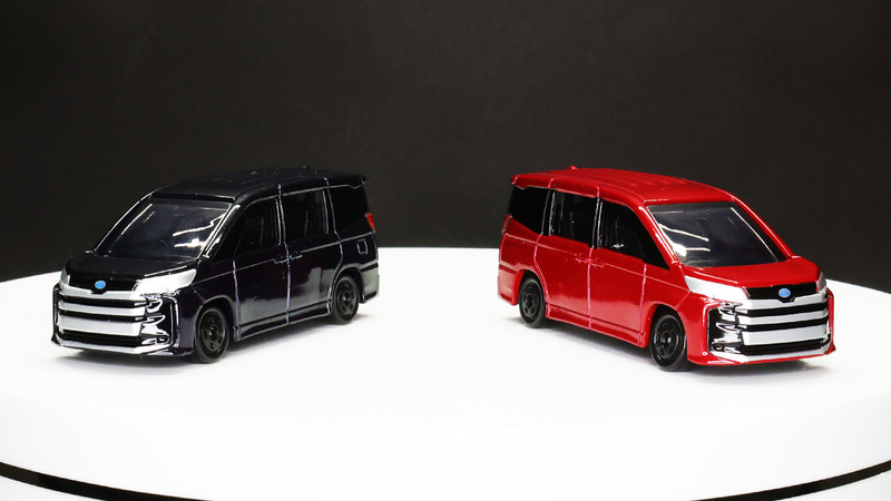 左（ブラック）が初回特別仕様、右（レッド）が通常仕様