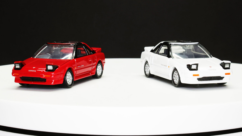 左（レッド）が発売記念仕様、右（ホワイト）が通常仕様