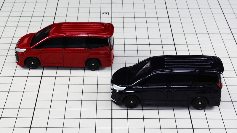 サイド：兄弟車のヴォクシーと同じボディ