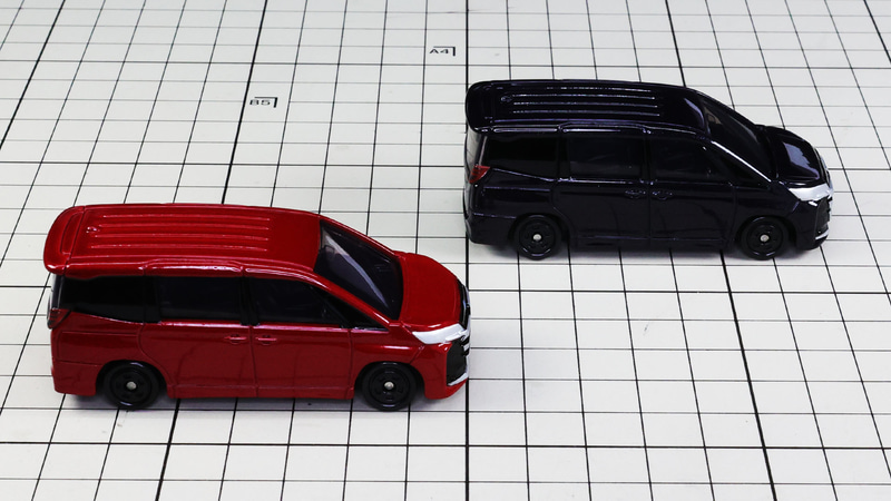 リア：ロゴを除いてこちらもヴォクシーと同じデザイン