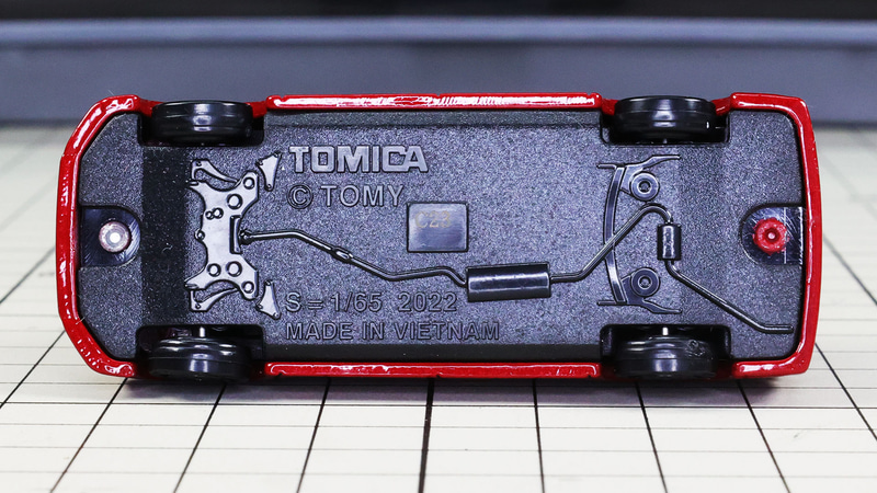 底面：トミカのヴォクシーと同形状のシャーシ底面はE-FourではないFFタイプを表現