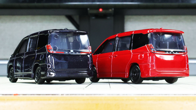 がばっと開く（トミカでは開きません）リアゲートは使い勝手がよさそう