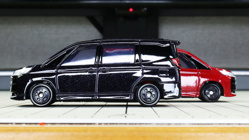 スライドドアも大きなドアで構成されています（トミカでは開きません）