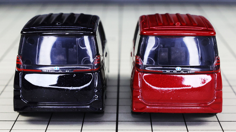 細かく塗り分けされたリアコンビランプと“NOAH”のロゴをプリントしています