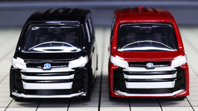 トヨタロゴは青い縁取りでハイブリッド車を表現しています