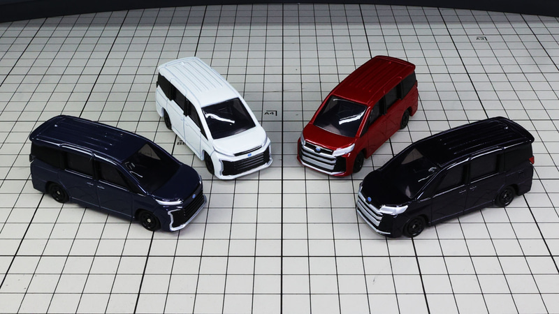 左が先月発売のヴォクシー、右が今月発売のノア！